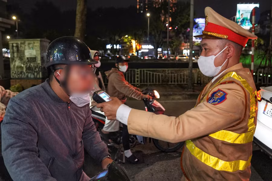 CSGT kiểm tra nồng độ cồn lái xe.