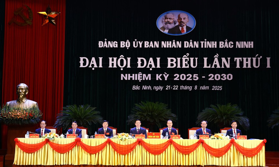 Đoàn Chủ tịch Đại hội. chu-toa.jpg