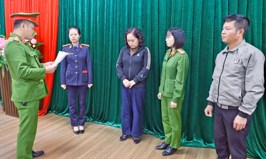 Cơ quan Cảnh sát điều tra đọc Lệnh bắt bị can Nguyễn Thị Hoa (áo đen, đứng giữa).