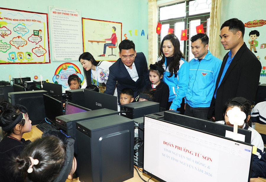 Các đại biểu thăm phòng máy tính vừa trao tặng cho Trường Tiểu học Tân Sơn 2.