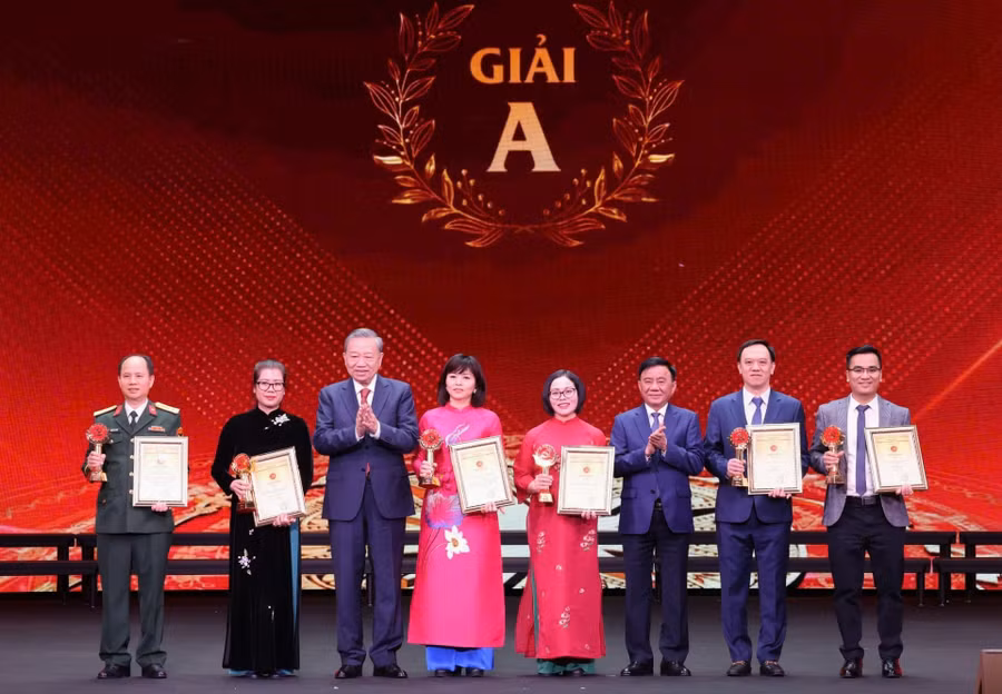 Tổng Bí thư Tô Lâm và Thường trực Ban Bí thư - Chủ nhiệm Ủy ban Kiểm tra Trung ương Trần Cẩm Tú trao tặng giải A cho các tác giả, nhóm tác giả. Ảnh: VT