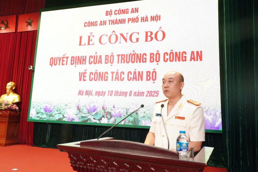 Tân Phó Giám đốc Công an TP Hà Nội - Đại tá Nguyễn Đức Long phát biểu nhận nhiệm vụ. z6689975341473-b60d260a1afc4c7cfee6f9b3e33f5fe6.jpg
