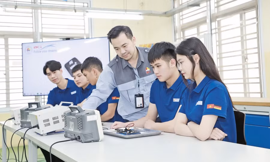 Giảng viên Khoa Điện - Điện tử BCI hướng dẫn sinh viên thực hiện công đoạn kiểm chuẩn, khảo sát tín hiệu S/N (Signal-to-Noise Ratio).