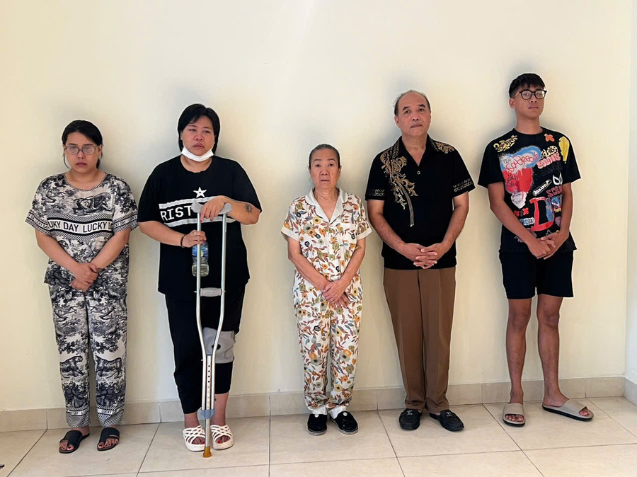 Hạnh "sự" và nhóm người bị bắt giữ. z6774441728816-b057f40448ef90edc4c294b8b117cd5a.jpg