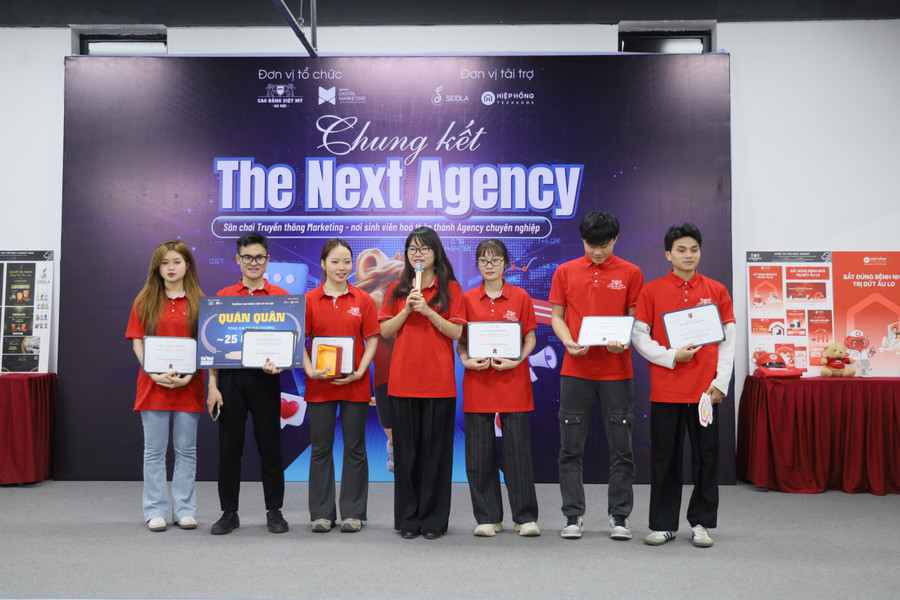 Đội thi Diamond với sản phẩm Robot hút bụi và máy lọc không khí xuất sắc giành ngôi vị Quán quân.