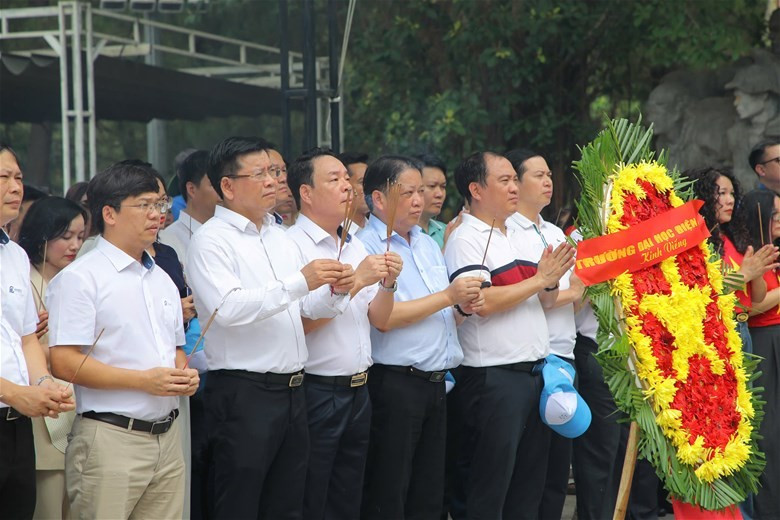 Cán bộ, lãnh đạo, giảng viên EPU dâng hương, dâng hoa tại Nghĩa trang liệt sĩ quốc gia Trường Sơn (Ảnh Châu Linh). c7.jpg