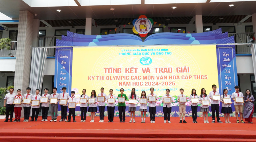 Cô Phạm Thị Hương Giang - Hiệu trưởng Trường THCS Giảng Võ 2 và thầy Cấn Việt Thắng - Hiệu trưởng Trường THCS Mạc Đĩnh Chi trao giải Nhất cho học sinh. 04.jpg