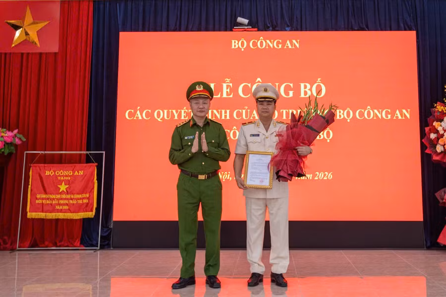 Thượng tướng Nguyễn Ngọc Lâm trao quyết định cho Thiếu tướng Dương Đức Hải.