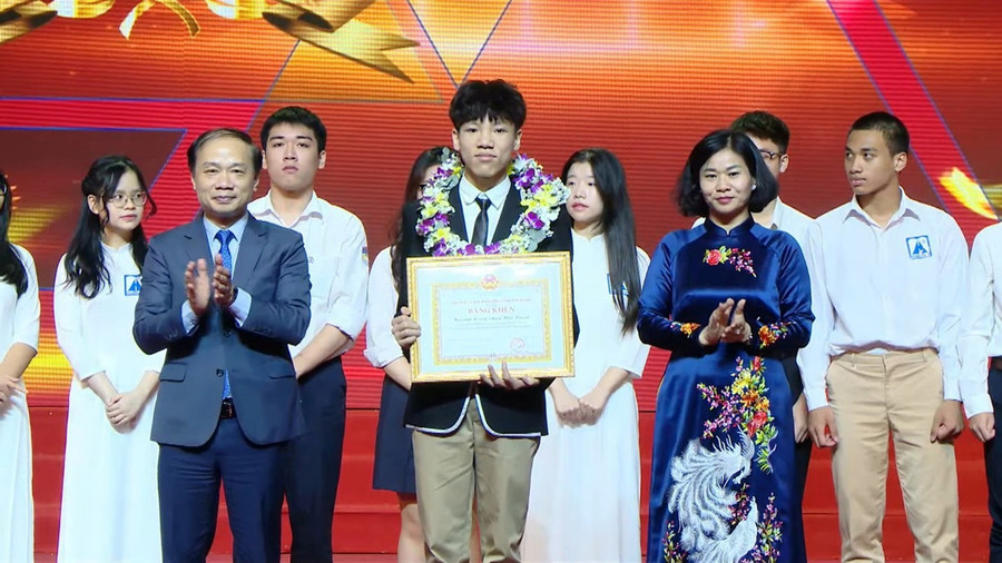 Hoàng Phạm Minh Khánh nhận Bằng khen của Sở GD&ĐT Hà Nội tại Lễ tuyên dương là Học sinh giỏi tiêu biểu Thủ đô. picture6.jpg