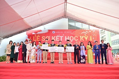 Trường THCS – THPT Newton tặng thưởng học sinh giỏi Quốc gia. picture7.jpg