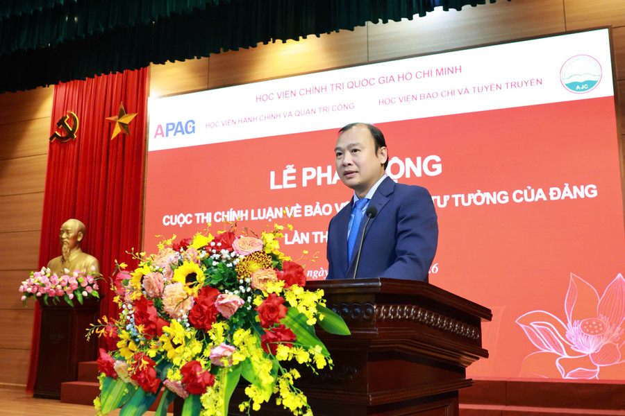 PGS. TS Lê Hải Bình - Phó Giám đốc Thường trực Học viện Chính trị quốc gia Hồ Chí Minh dự, phát biểu.