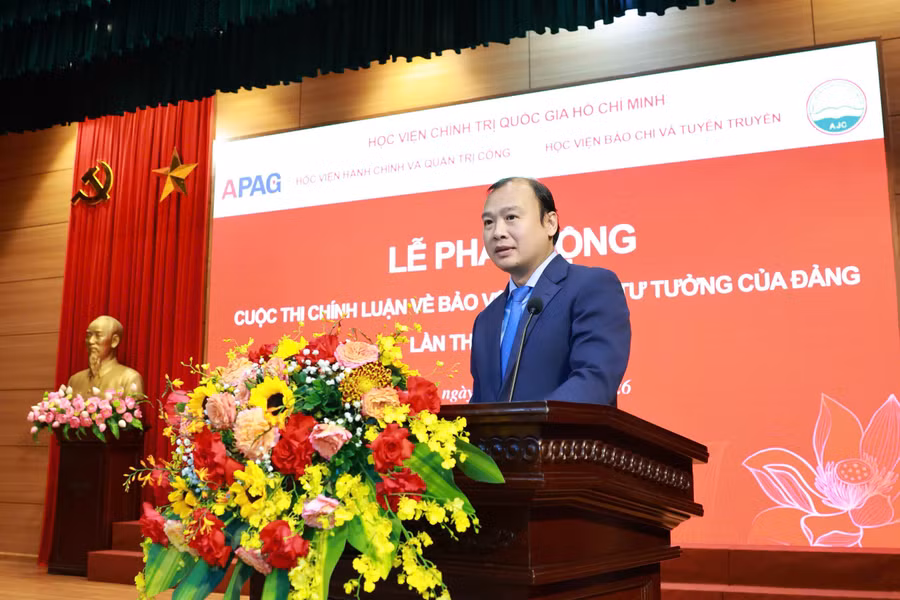 PGS. TS Lê Hải Bình - Phó Giám đốc Thường trực Học viện Chính trị quốc gia Hồ Chí Minh dự, phát biểu.