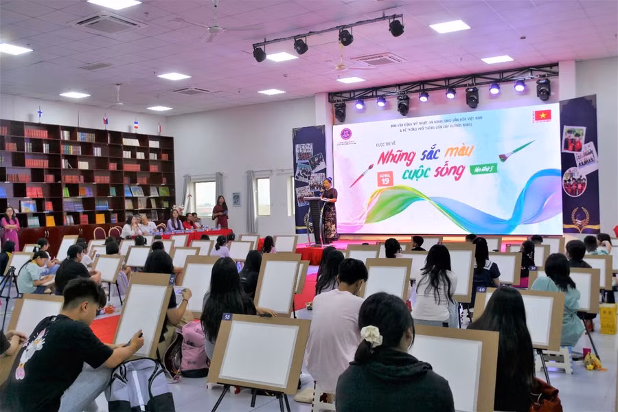 Không gian cuộc thi vẽ “Những sắc màu cuộc sống”.