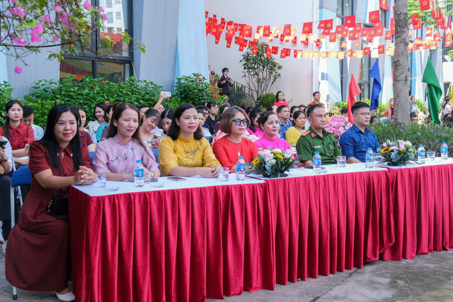 Đại biểu dự buổi khai giảng. dn2.jpg