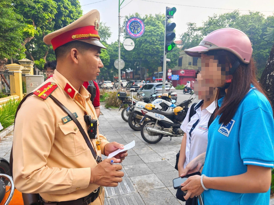 Cảnh sát giao thông kiểm tra, xử lý vi phạm đối với lứa tuổi học sinh và phụ huynh học sinh.