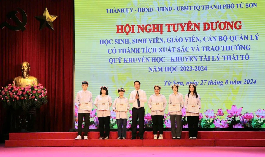 Ông Lê Xuân Lợi - Phó Chủ tịch UBND tỉnh Bắc Ninh trao khen thưởng cho học sinh có thành tích xuất sắc.