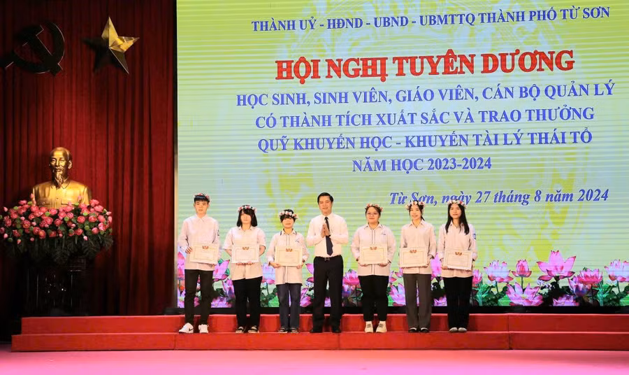 Ông Lê Xuân Lợi - Phó Chủ tịch UBND tỉnh Bắc Ninh trao khen thưởng cho học sinh có thành tích xuất sắc.