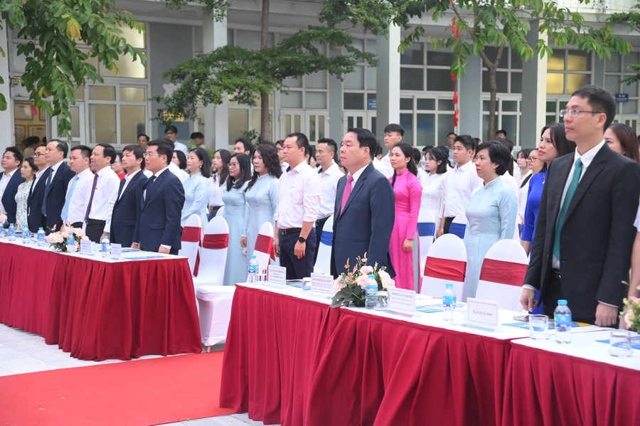 Đại biểu chuẩn bị thực hiện nghi thức chào cờ, dự khai giảng trực tuyến do Bộ GD&ĐT tổ chức. epu-5708.jpg