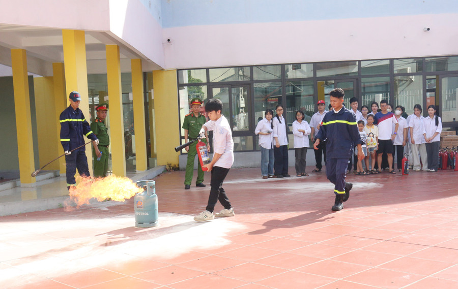 Các em học sinh tham gia trải nghiệm thực hành sử dụng bình chữa cháy xách tay dập tắt đám cháy. 13-9-4.jpg