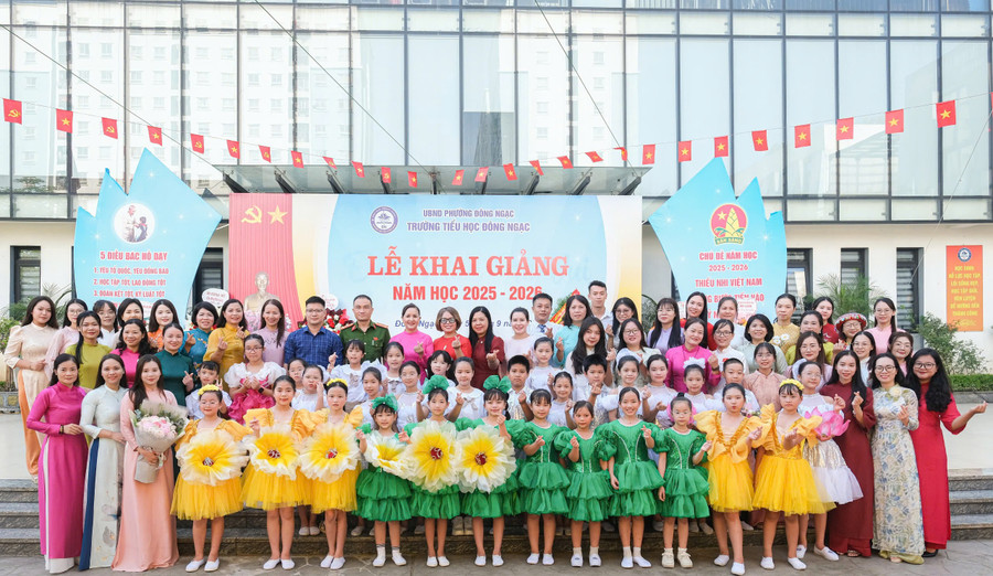 Đại biểu chụp ảnh lưu niệm với thầy cô giáo và các em học sinh. dn7.jpg