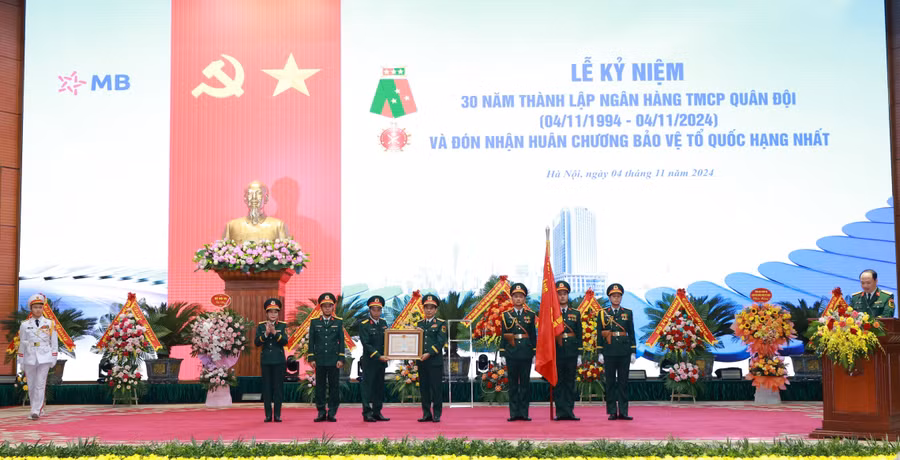 MB đón nhận Huân chương Bảo vệ Tổ quốc hạng Nhất