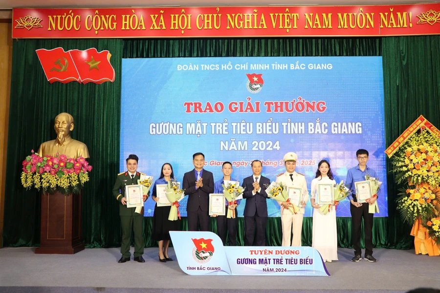 Ông Mai Sơn và lãnh đạo Tỉnh đoàn Bắc Giang trao danh hiệu "Gương mặt trẻ tiêu biểu tỉnh Bắc Giang" năm 2024 cho các cá nhân.