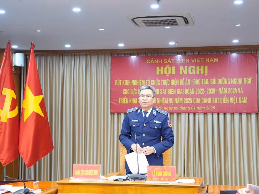 Thiếu tướng Lê Đình Cường, Phó tư lệnh, Tham mưu trưởng Cảnh sát biển phát biểu tại hội nghị.