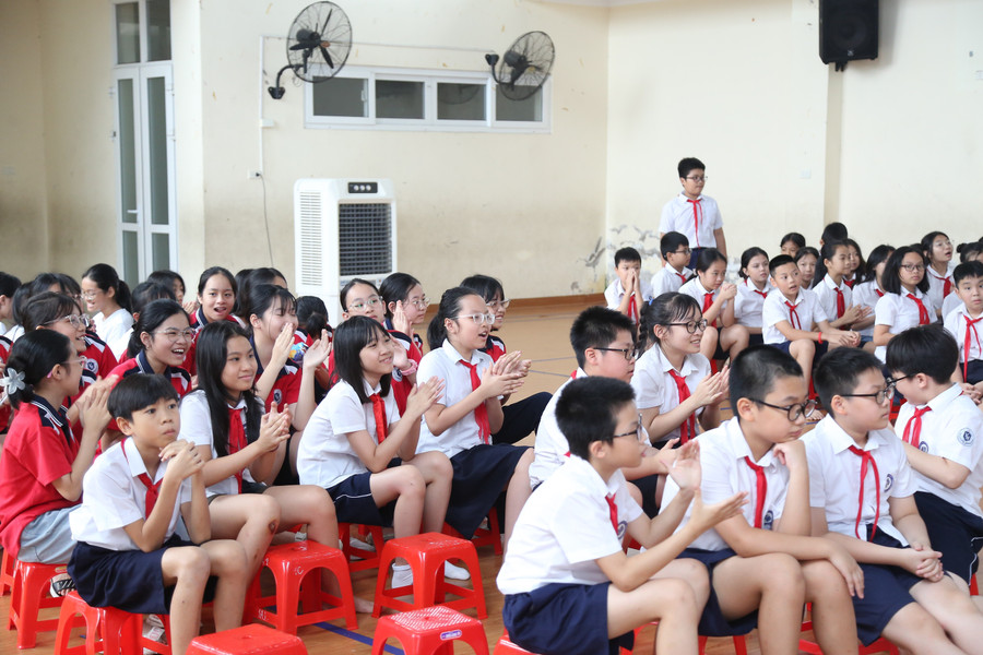 Các bạn học sinh cổ vũ cho "nhà thông thái" khối 5. y-4.jpg