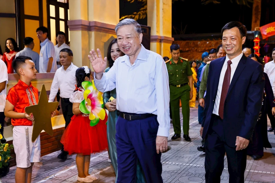 Tổng Bí thư Tô Lâm tới dự Ngày hội Đại đoàn kết toàn dân tộc của liên địa bàn dân cư phường Quán Thánh. (Ảnh: V.T.)