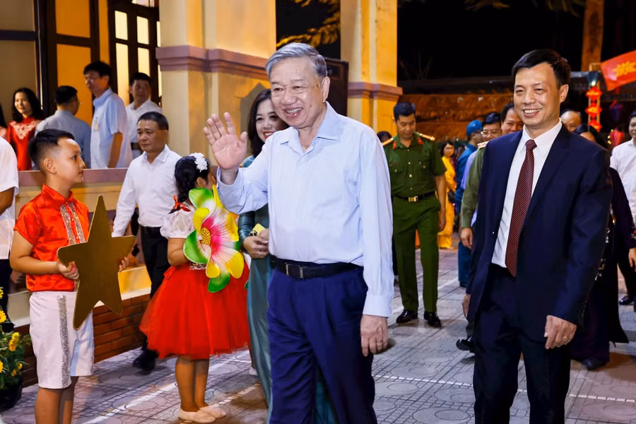 Tổng Bí thư Tô Lâm tới dự Ngày hội Đại đoàn kết toàn dân tộc của liên địa bàn dân cư phường Quán Thánh. (Ảnh: V.T.)