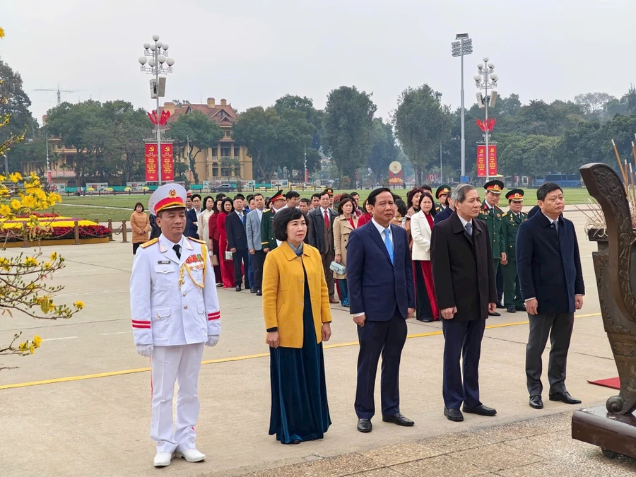 Lãnh đạo quận Ba Đình dâng hương, vào Lăng viếng Chủ tịch Hồ Chí Minh. (Ảnh: QA)