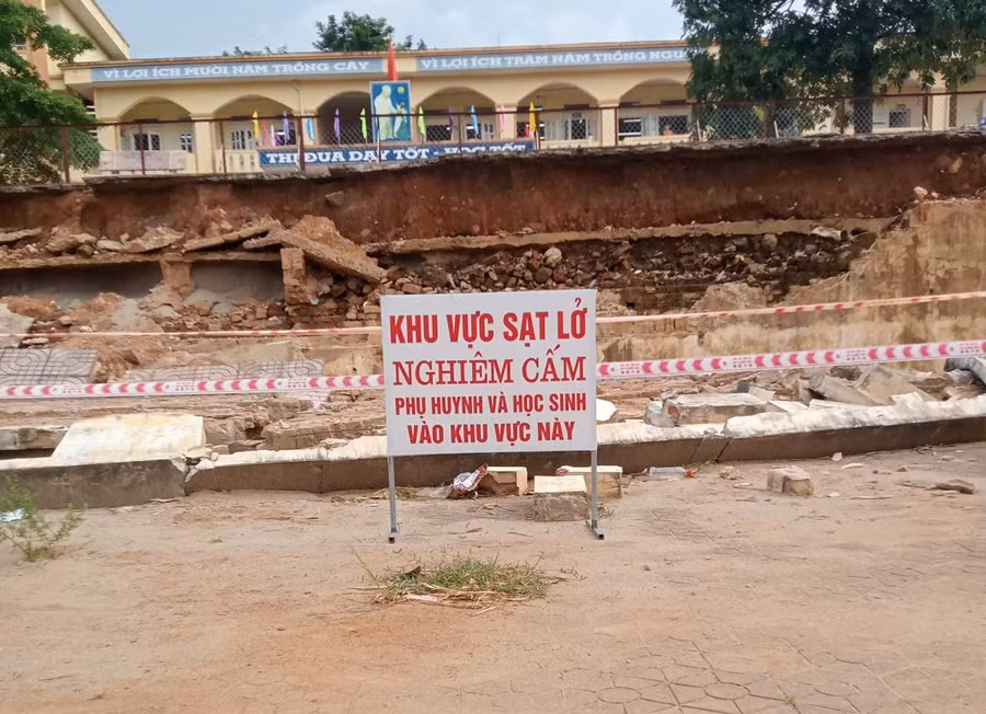 Căng dây và đặt biển cảnh báo nguy hiểm sau sự cố sạt lở.