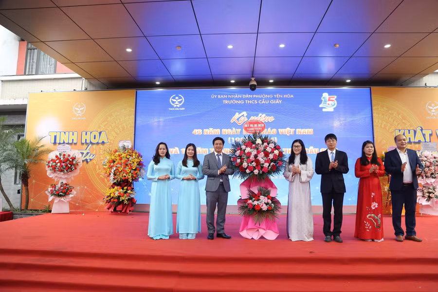 Lãnh đạo phường Yên Hòa tặng hoa chúc mừng Trường THCS Cầu Giấy.