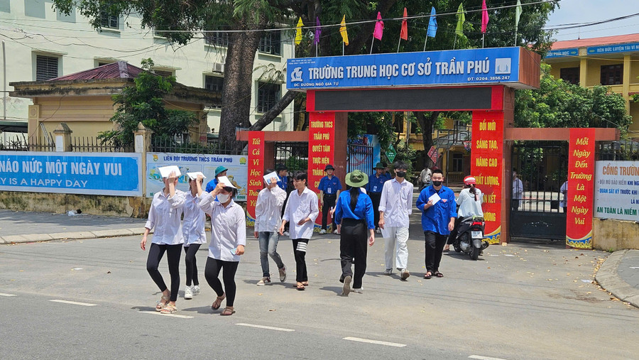 Thí sinh di chuyển vào điểm thi Trường THPT Trần Phú (TP Bắc Giang). nsl-2.jpg