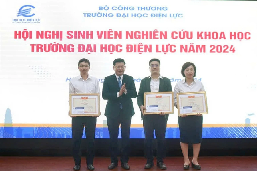 Nhân dịp này, Nhà trường trao khen thưởng tập thể trong hoạt động sinh viên nghiên cứu khoa học.