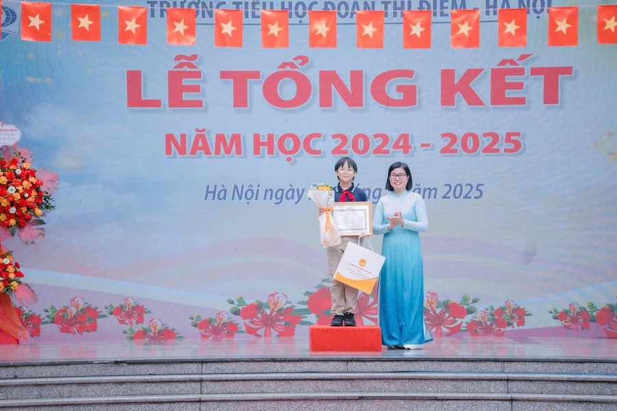 NGƯT Đào Thị Thủy, Hiệu trưởng Trường Tiểu học Đoàn Thị Điểm - Hà Nội trao khen thưởng đạt thành tích cao năm học 2024 - 2025. t2.jpg
