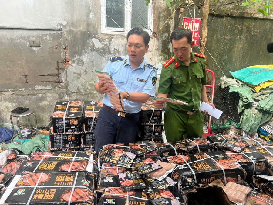 Lực lượng chức năng kiểm tra số lượng xúc xích tại kho hàng. Ảnh: CATP