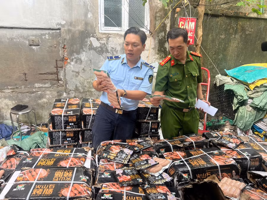Lực lượng chức năng kiểm tra số lượng xúc xích tại kho hàng. Ảnh: CATP