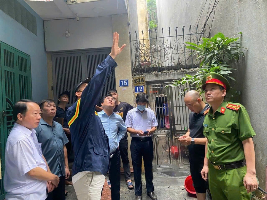 Lực lượng chức năng có mặt tại hiện trường, chỉ đạo khắc phục vụ cháy. 1000013598.jpg