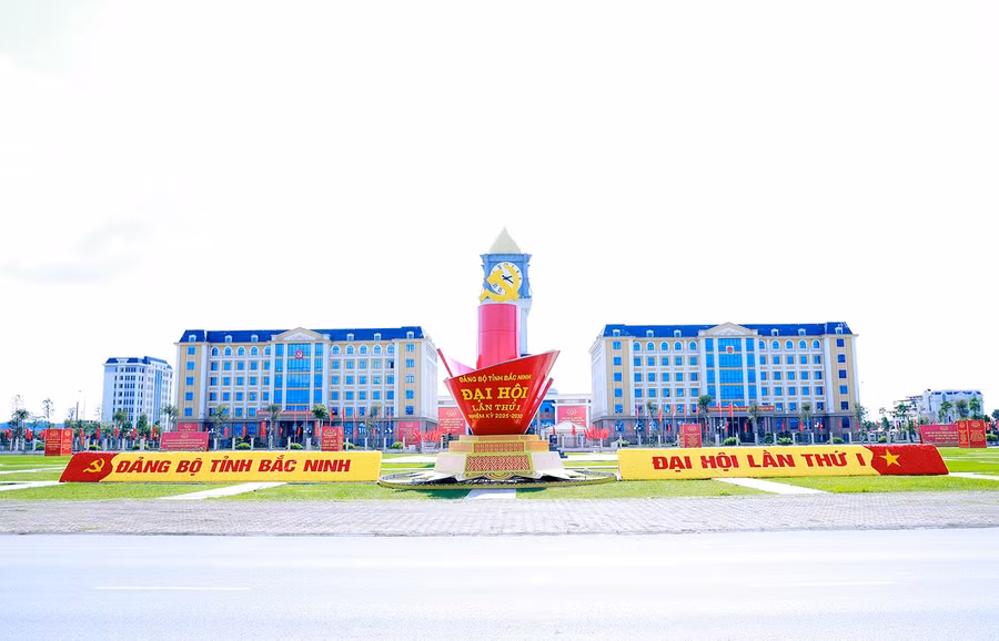 Khu vực trước trụ sở Tỉnh uỷ, HĐND, Đoàn đại biểu Quốc hội tỉnh Bắc Ninh trang hoàng khẩu hiệu cờ hoa. 