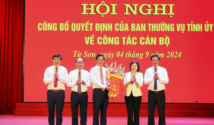 Phó Bí thư Thường trực Tỉnh ủy, Chủ tịch HĐND tỉnh Bắc Ninh Nguyễn Hương Giang cùng lãnh đạo tỉnh Bắc Ninh trao Quyết định, tặng hoa chúc mừng ông Lưu Đình Thực.