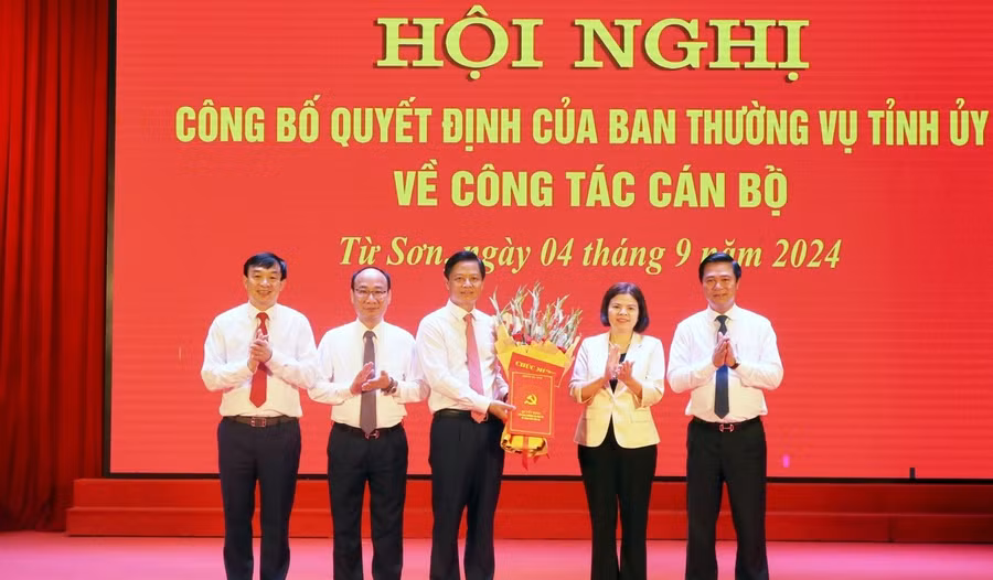 Phó Bí thư Thường trực Tỉnh ủy, Chủ tịch HĐND tỉnh Bắc Ninh Nguyễn Hương Giang cùng lãnh đạo tỉnh Bắc Ninh trao Quyết định, tặng hoa chúc mừng ông Lưu Đình Thực.