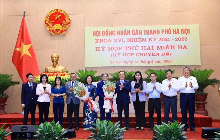 Các đại biểu chúc mừng bà Phạm Thị Thanh Mai và ông Trương Việt Dũng. z6700245245246-f0e7fb5bf6ac5c5ddef22a28531abff3.jpg