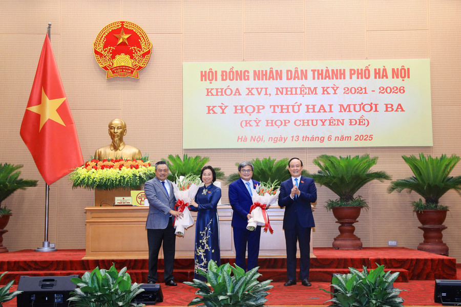 Chủ tịch UBND TP Hà Nội Trần Sỹ Thanh và Chủ tịch HĐND TP Nguyễn Ngọc Tuấn trao quyết định cho bà Phạm Thị Thanh Mai và ông Trương Việt Dũng.