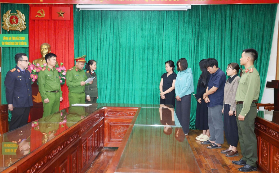 Cơ quan chức năng đọc quyết định khởi tố vụ án, khởi tố bị can và Lệnh bắt bị can để tạm giam.