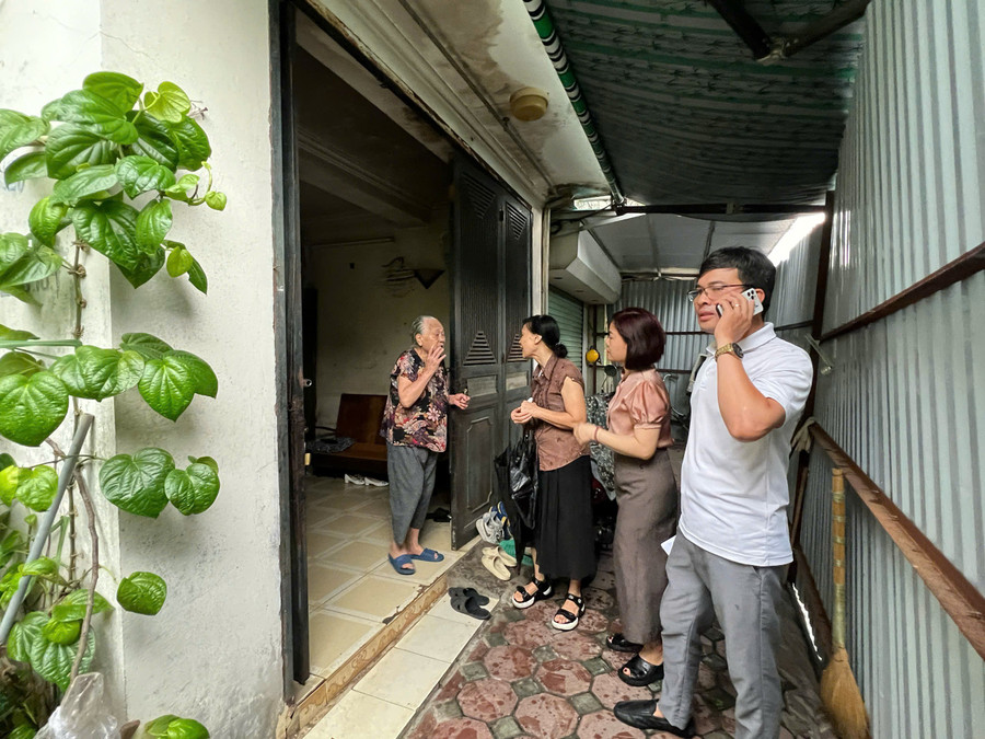 Cán bộ phường Giảng Võ tuyên truyền, vận động người dân di chuyển đến nơi an toàn phòng, chống bão Wipha. z6828561313025-85b2a71529fbfcf1d2c21c83ade8732c.jpg