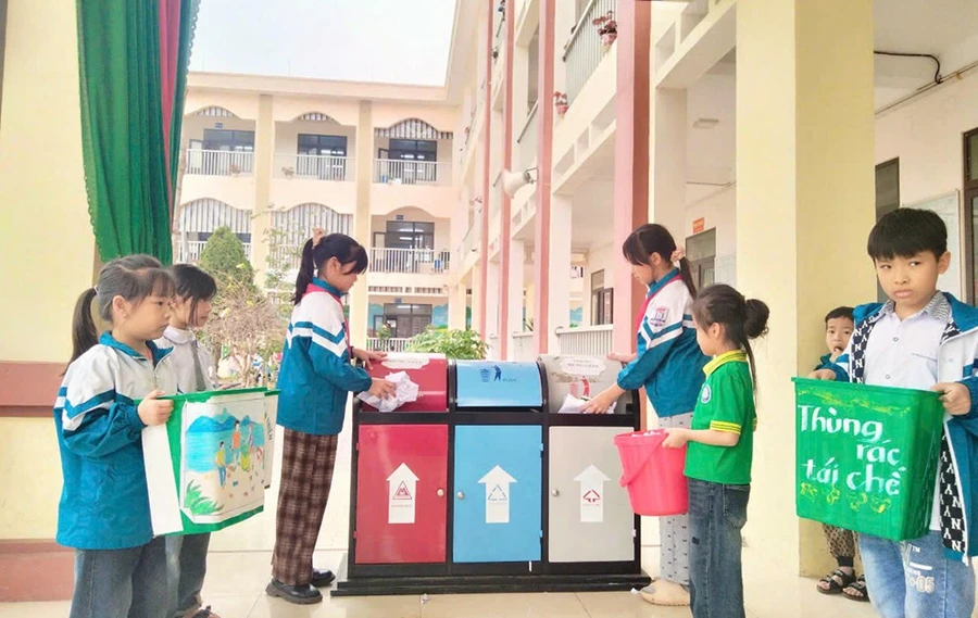 Học sinh thực hiện phân loại rác.