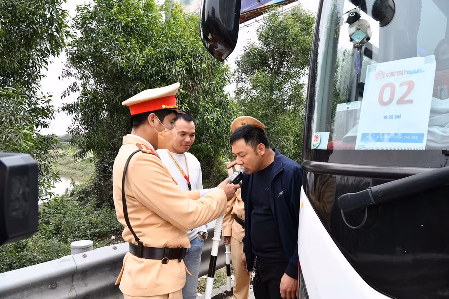 CSGT kiểm tra nồng độ cồn lái xe.