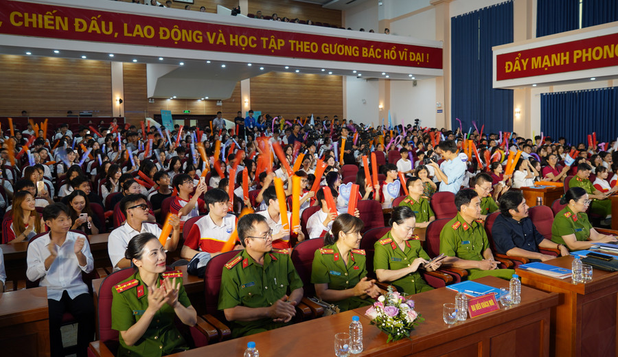 Không khí sôi nổi tại chương trình. mt2.jpg
