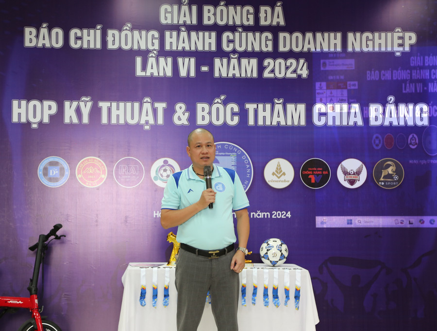 Nhà báo Nguyễn Nam Thắng - Trưởng ban tổ chức giải phát biểu. N4.JPG